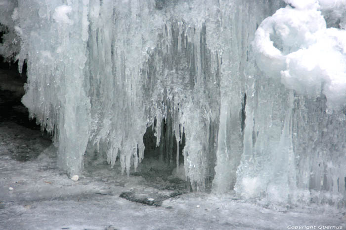 Stalactites de Glace sur Montebello Bach Fribourg / Suisse 