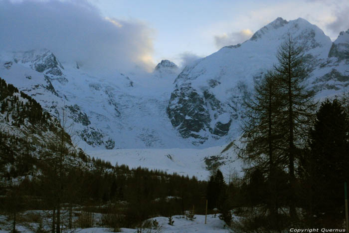 Zicht op Piz Bernina en Morteratsch Gletsjer Pontresina / Zwitserland 
