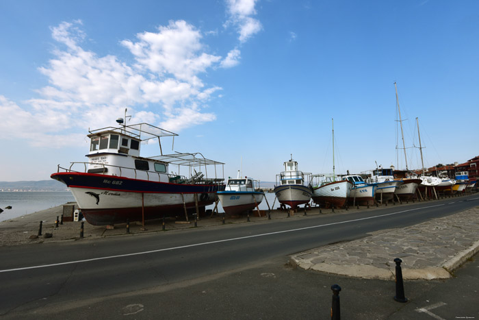 Vissersbootjes op het droge Nessebar / Bulgarije 