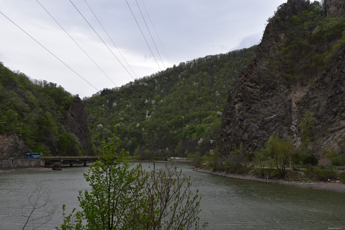 Bergzicht - Zicht op Olt rivier Caciulata / Roemeni 