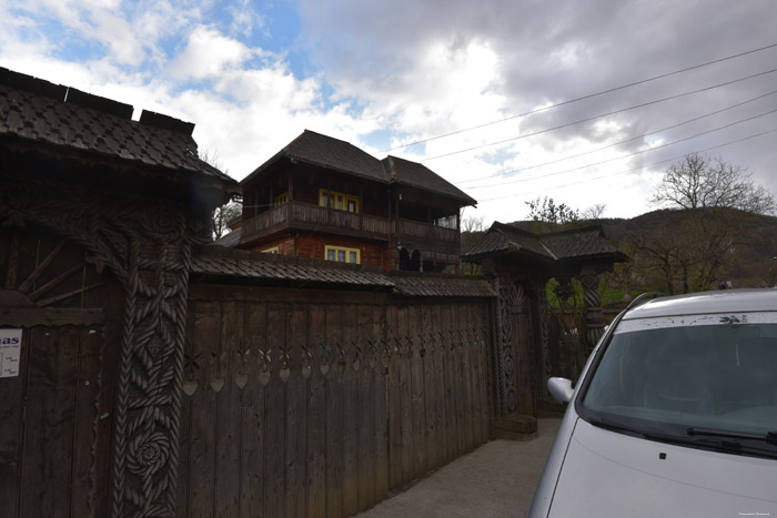 Maison en Bois avec Porte Typique Mare / Roumanie 