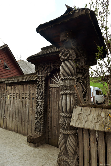 Houten Huis met typische poort Mare / Roemeni 
