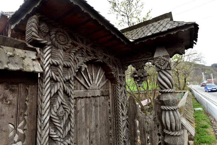 Maison en Bois avec Porte Typique Mare / Roumanie 