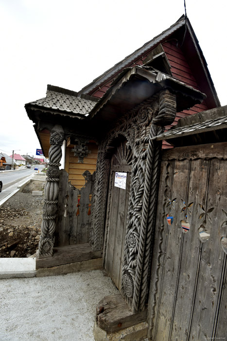 Houten Huis met typische poort Mare / Roemeni 