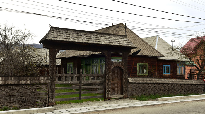 Oud boerderijhuis met typische Maramures toegangspoort Mare / Roemeni 