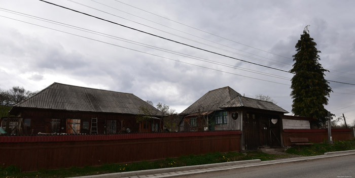 Ferme en bois avec Porte avec Coeurs Mare / Roumanie 