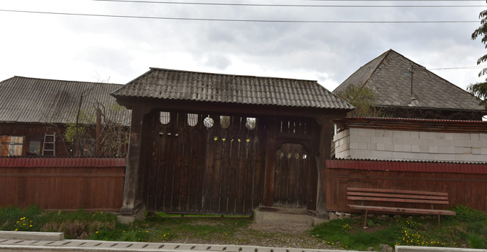 Ferme en bois avec Porte avec Coeurs Mare / Roumanie 