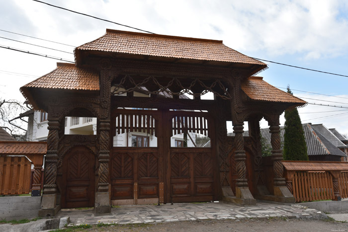 Denisa Pension Huis met indrukwekkende poort Valeni / Roemeni 