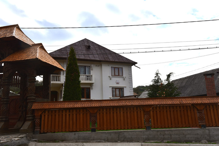 Denisa Pension Huis met indrukwekkende poort Valeni / Roemeni 