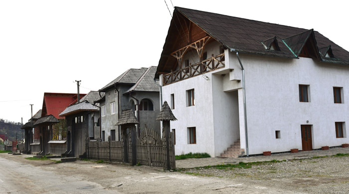 Row of villas Barsana / Romania 