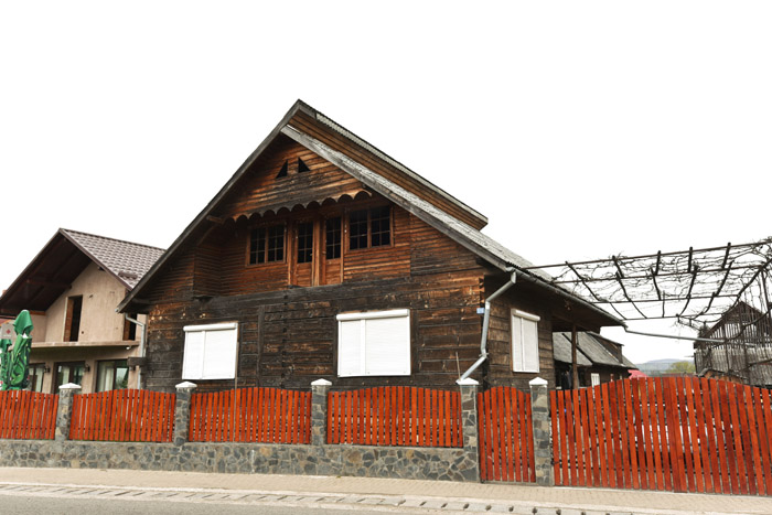 House with assymetric roof Sapanta / Romania 