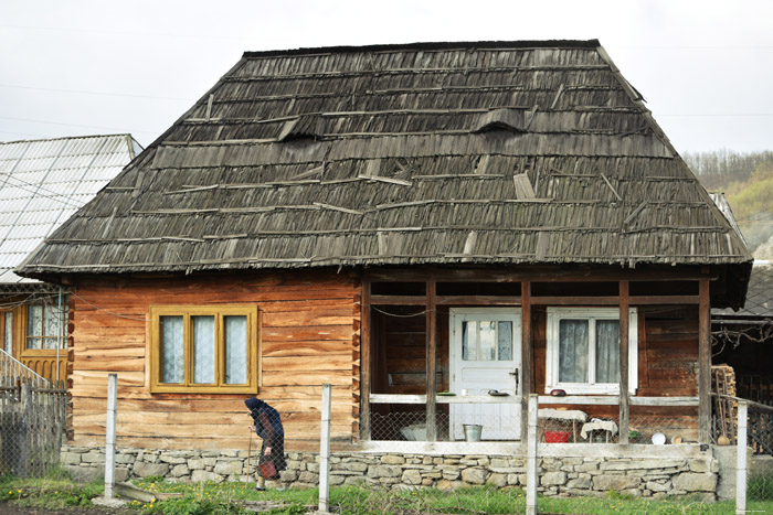 Huis met planken dak Barsana / Roemeni 