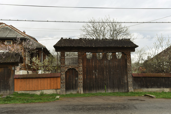 Ferme avec porte typique Barsana / Roumanie 