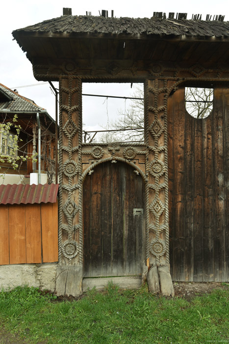 Ferme avec porte typique Barsana / Roumanie 
