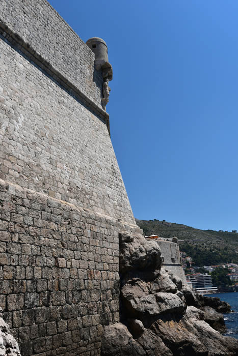 Beeld onder hoektoren stadsomwalling (Sveti Stjepan) Dubrovnik in Dubrovnic / KROATI 