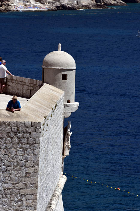 Beeld onder hoektoren stadsomwalling (Sveti Stjepan) Dubrovnik in Dubrovnic / KROATI 