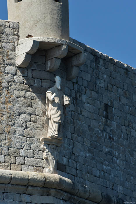 Beeld onder hoektoren stadsomwalling (Sveti Stjepan) Dubrovnik in Dubrovnic / KROATI 