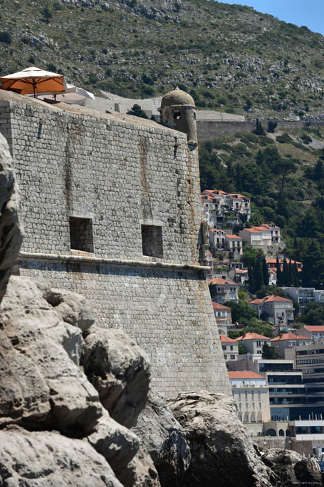 Beeld Sint Spasitelj onder hoektoren Stadsomwalling Dubrovnik in Dubrovnic / KROATI 