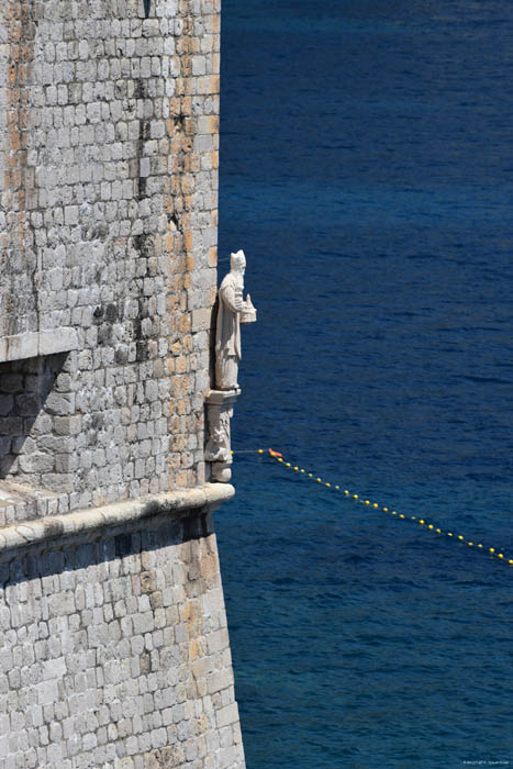 Beeld Sint Spasitelj onder hoektoren Stadsomwalling Dubrovnik in Dubrovnic / KROATI 