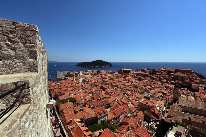 Stadszichten vanop stadsomwalling Dubrovnik in Dubrovnic / KROATI 