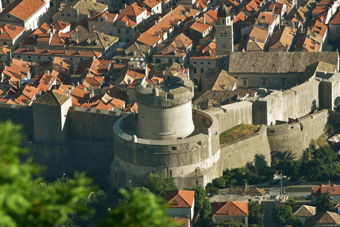 Stadsomwalling Noord en Minceta Toren Dubrovnik in Dubrovnic / KROATI 