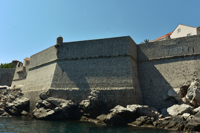 Stadsomwalling Oost Dubrovnik in Dubrovnic / KROATI 