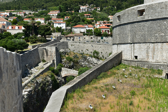 Gracht tussen binnen en buitenmuur Dubrovnik in Dubrovnic / KROATI 