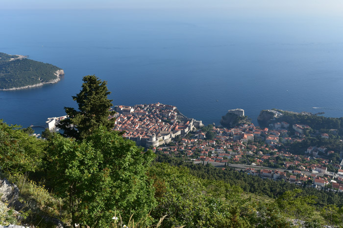 Uitzicht op stad van bij Kabelbaan Dubrovnik in Dubrovnic / KROATI 
