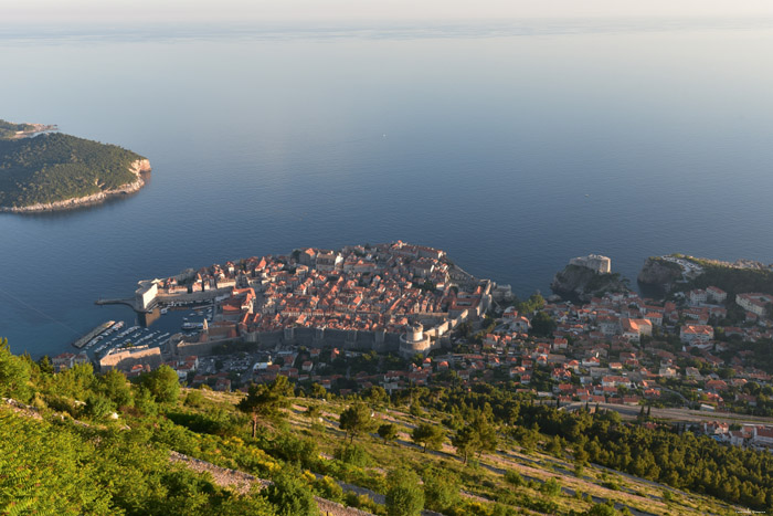 Uitzicht op stad van bij Kabelbaan Dubrovnik in Dubrovnic / KROATI 