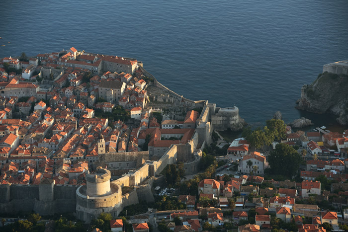 Uitzicht op stad van bij Kabelbaan Dubrovnik in Dubrovnic / KROATI 