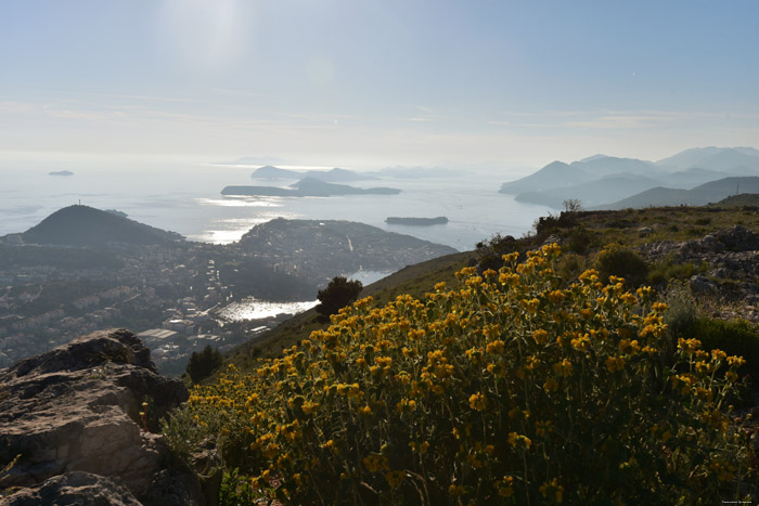 Uitzicht en zonsondergang Noordwaards Adriatische Zee Dubrovnik in Dubrovnic / KROATI 