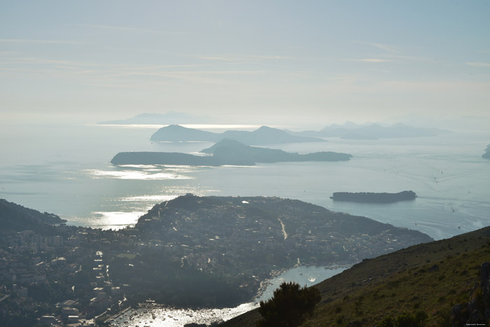 Uitzicht en zonsondergang Noordwaards Adriatische Zee Dubrovnik in Dubrovnic / KROATI 