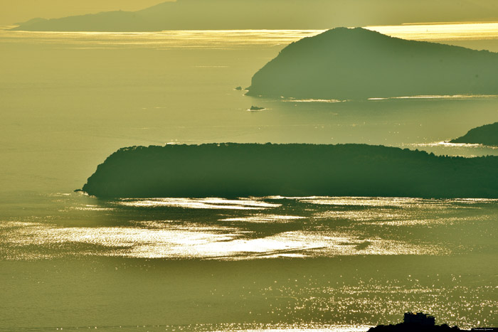 Uitzicht en zonsondergang Noordwaards Adriatische Zee Dubrovnik in Dubrovnic / KROATI 