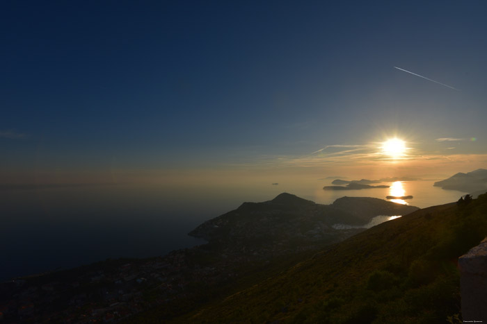 Uitzicht en zonsondergang Noordwaards Adriatische Zee Dubrovnik in Dubrovnic / KROATI 