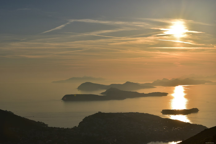 Uitzicht en zonsondergang Noordwaards Adriatische Zee Dubrovnik in Dubrovnic / KROATI 