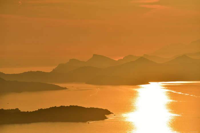 Uitzicht en zonsondergang Noordwaards Adriatische Zee Dubrovnik in Dubrovnic / KROATI 