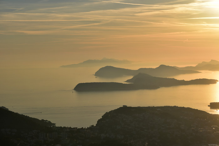 Uitzicht en zonsondergang Noordwaards Adriatische Zee Dubrovnik in Dubrovnic / KROATI 