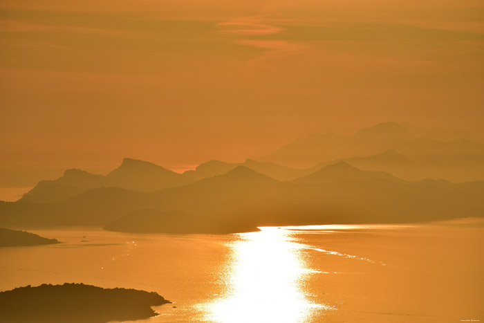 Uitzicht en zonsondergang Noordwaards Adriatische Zee Dubrovnik in Dubrovnic / KROATI 