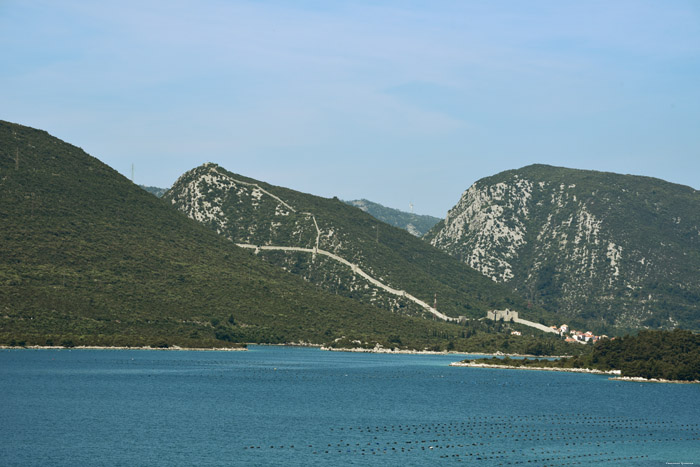 Vue sur Chteau-Fort de Ston Zaton Doli / CROATIE 