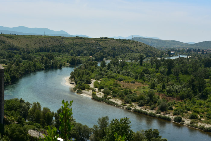 Zicht op Neretva rivier Pocitelj in Capljina / Boznie-Herzegovina 