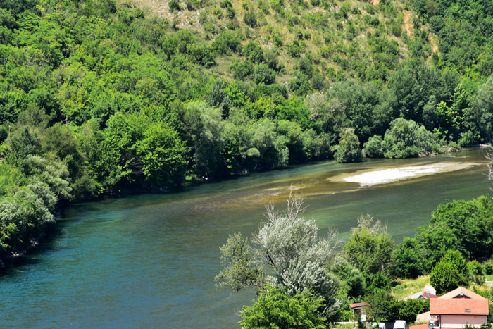 Zicht op Neretva rivier Pocitelj in Capljina / Boznie-Herzegovina 