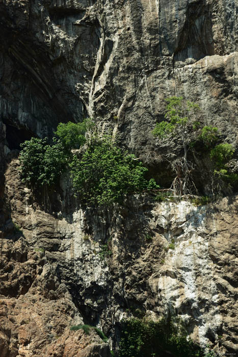 Rotwand met grotten Blagaj / Boznie-Herzegovina 