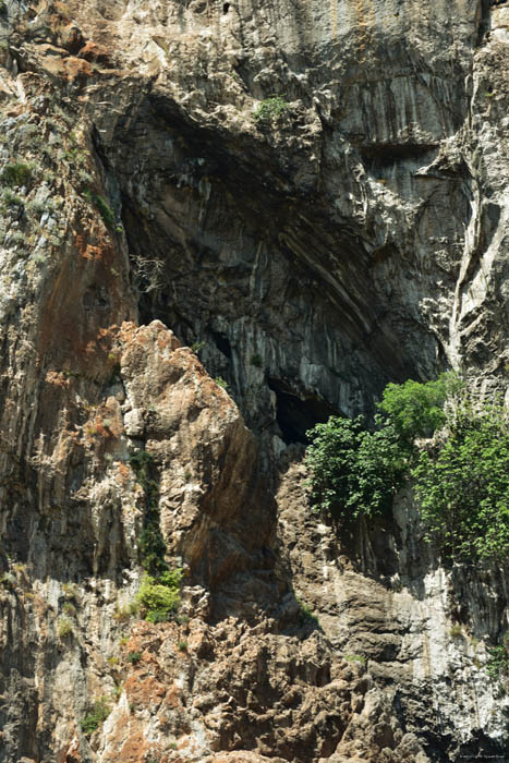 Rotwand met grotten Blagaj / Boznie-Herzegovina 