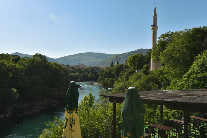 Uitzicht over Neretva rivier en stad Mostar / Boznie-Herzegovina 