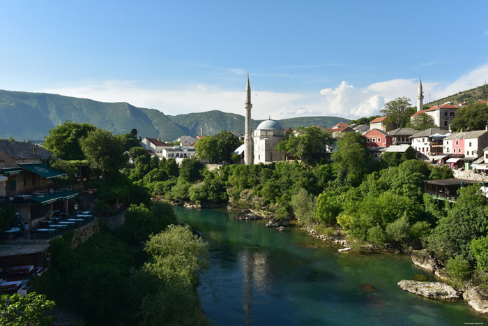 Uitzicht over Neretva rivier en stad Mostar / Boznie-Herzegovina 