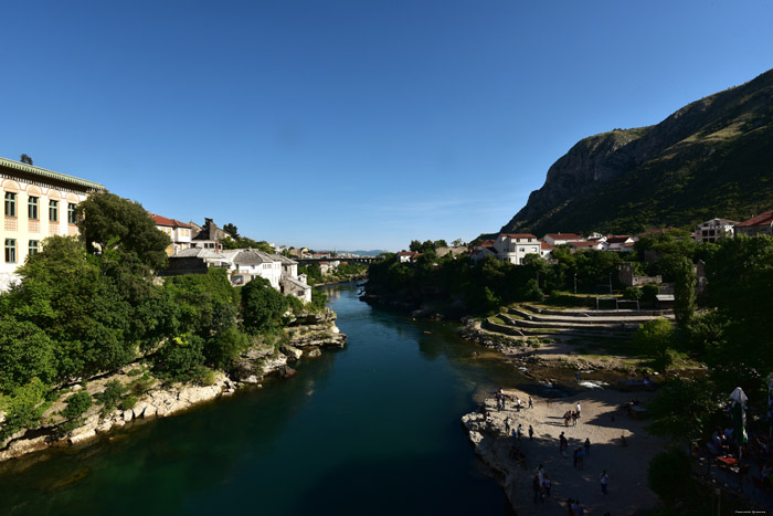 Uitzicht over Neretva rivier en stad Mostar / Boznie-Herzegovina 