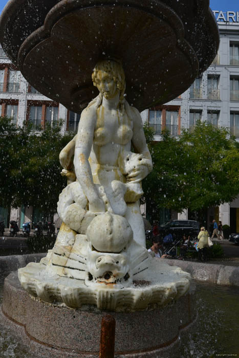 Piermarini Fountain Milan (Milano) / Italia 