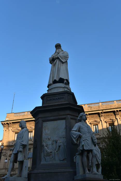 Statue Leonardo da Vinci Milan / Italie 