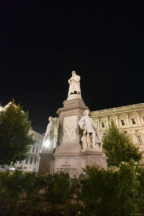 Statue Leonardo da Vinci Milan / Italie 