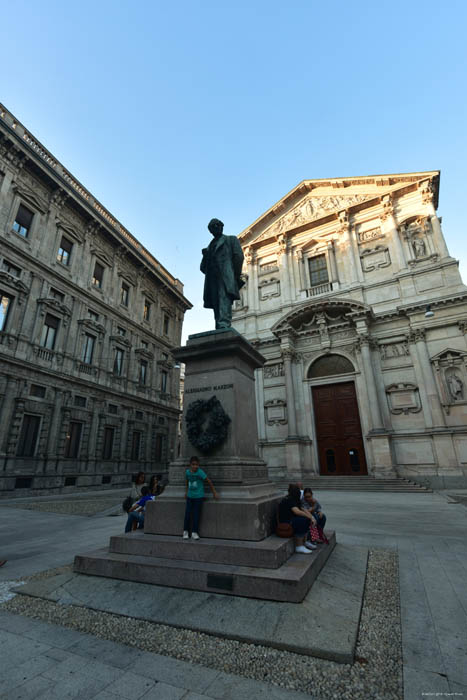 Standbeeld Alessandro Manzoni Milaan / Italië 